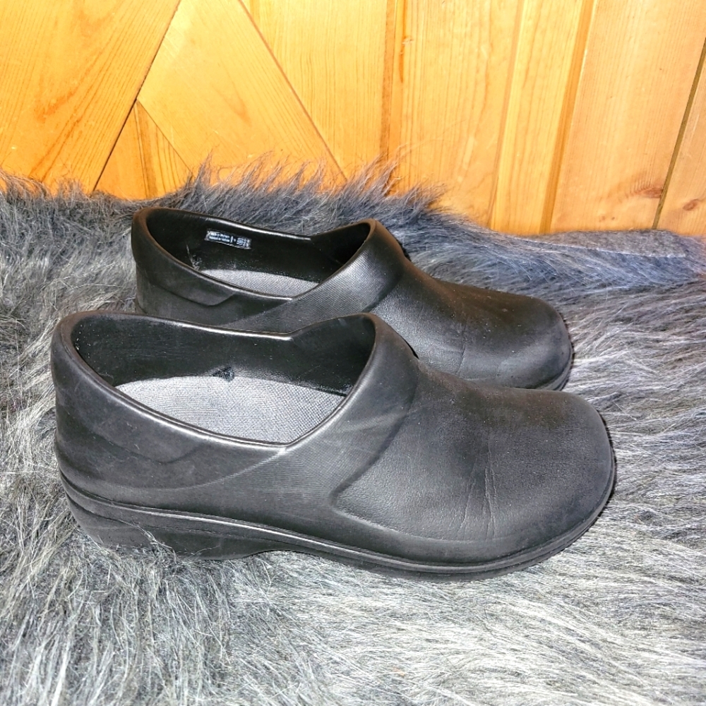 Crocs Women's Black Clogs Dual Comfort Non-Marking Slip Resistant Shoes …